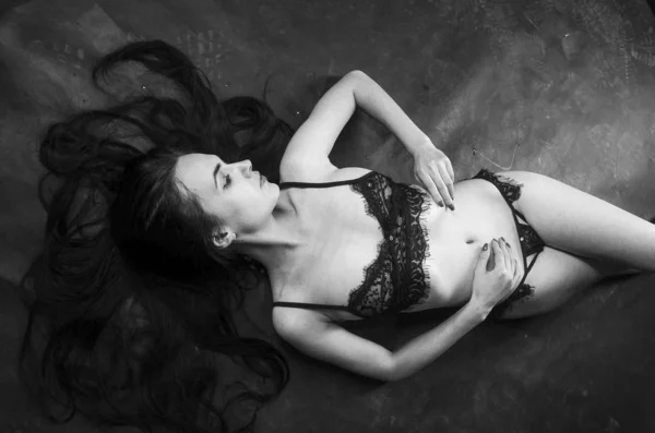Szexi Brunette a vászon pizsama, pózol a stúdióban, sötét fotók, gyönyörű modell, szép smink, rozsdás Studio Photo Studio fúj falak — Stock Fotó