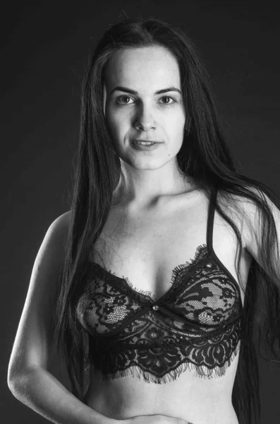 Brunetă sexy în pijamale in lenjerie, pozând în studio, fotografii întunecate, model rafinat, machiaj frumos, studio ruginit fotografie studio suflare pereți — Fotografie, imagine de stoc