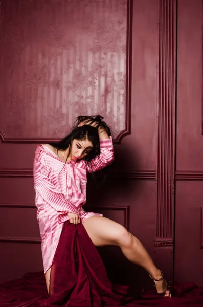 Stüdyoda şık keten bir esmer içinde güzel bir kadın.