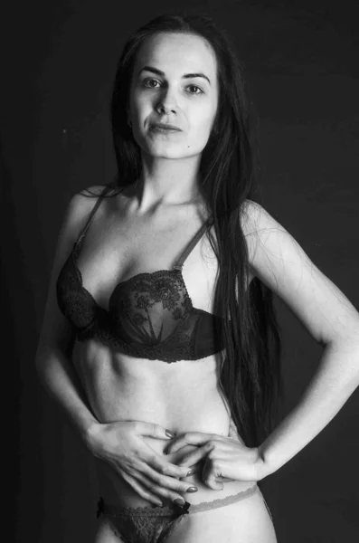 Brunetă sexy în pijamale in lenjerie, pozând în studio, fotografii întunecate, model rafinat, machiaj frumos, studio ruginit fotografie studio suflare pereți — Fotografie, imagine de stoc