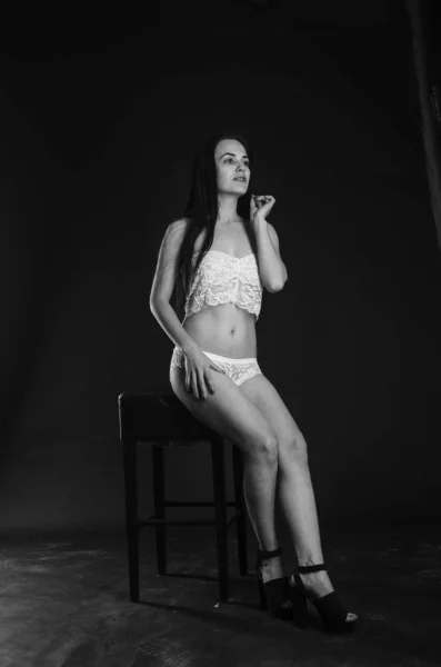 Seksowna brunetka w piżamie lniane, stwarzające w studiu, ciemne zdjęcia, Znakomity model, piękny makijaż, zardzewiałe Studio Photo Studio dmuchanie ścian — Zdjęcie stockowe