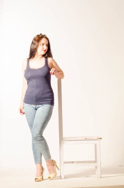 Güzel, büyük beden bir model, mayo ve güneş gözlüğü giyiyor..