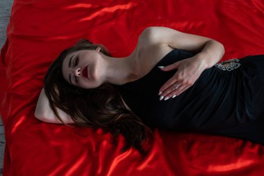 kameraya poz yatakta seksi ince esmer kadın arıyor. şehvetli iç çamaşırı giyen Bayan.