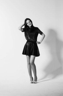 güzel kadın stüdyoda poz. Siyah ve beyaz stüdyo fotoğrafçılığı