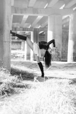 Güneşli bir günde parkta poz bir fantastik genç model kızın yakın çekim portre. Siyah ve beyaz fotoğraf