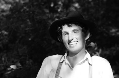 Şapkalı genç bir adam. Siyah ve beyaz 