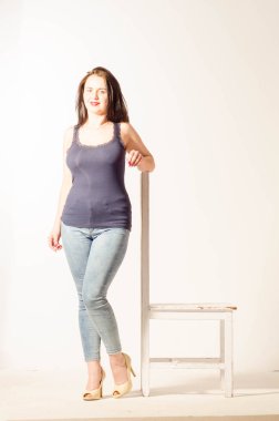 Güzel, büyük beden bir model, mayo ve güneş gözlüğü giyiyor..