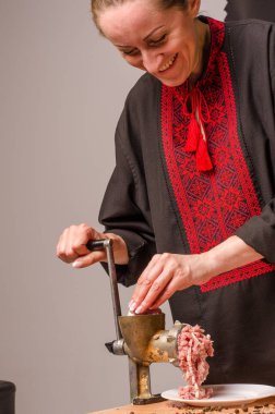 Kıyılmış et kıyma makinesi olarak hazırlanması