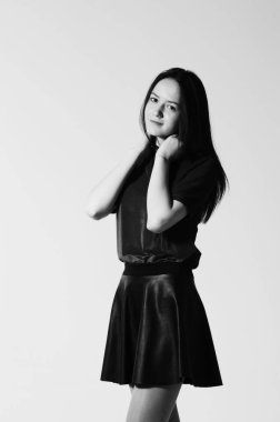 güzel kadın stüdyoda poz. Siyah ve beyaz stüdyo fotoğrafçılığı