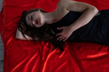 kameraya poz yatakta seksi ince esmer kadın arıyor. şehvetli iç çamaşırı giyen Bayan.