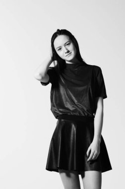 güzel kadın stüdyoda poz. Siyah ve beyaz stüdyo fotoğrafçılığı