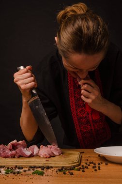 bir kadın büyük bir biftek onun çatal tutan ve dudaklarını yalıyor.