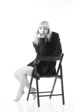 bir erkek ceket ile kaplı çıplak kız portresi.