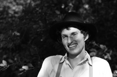 Şapkalı genç bir adam. Siyah ve beyaz 