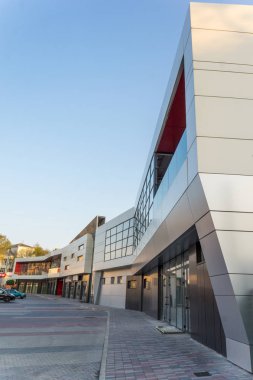 büyük alışveriş merkezi renkli kırmızı ve turuncu panelleri ile alüminyum cephe detayları