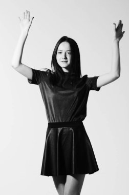 güzel kadın stüdyoda poz. Siyah ve beyaz stüdyo fotoğrafçılığı