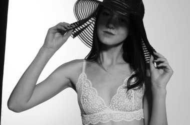 Mayo üstüne beyaz izole Studio poz güzel ve genç kadın moda fotoğrafı