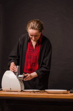 Kadınlar elektro et öğütücüsüdür.