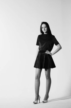 güzel kadın stüdyoda poz. Siyah ve beyaz stüdyo fotoğrafçılığı