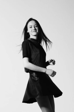 güzel kadın stüdyoda poz. Siyah ve beyaz stüdyo fotoğrafçılığı