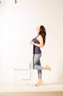 Güzel, büyük beden bir model, mayo ve güneş gözlüğü giyiyor..