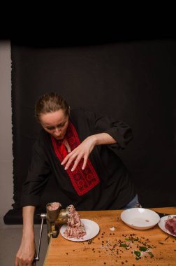 Kıyılmış et kıyma makinesi olarak hazırlanması