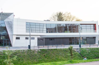 büyük alışveriş merkezi renkli kırmızı ve turuncu panelleri ile alüminyum cephe detayları