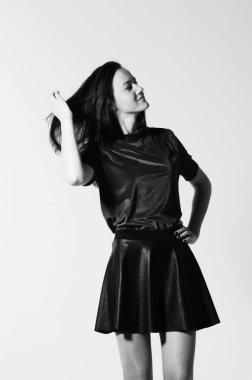 güzel kadın stüdyoda poz. Siyah ve beyaz stüdyo fotoğrafçılığı