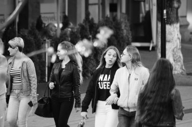 Lutsk Ukrayna 'da 20.04.2018 kişi dolaşıyor.