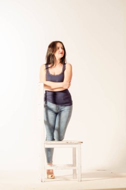 Güzel, büyük beden bir model, mayo ve güneş gözlüğü giyiyor..