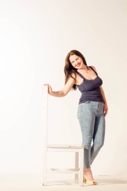 Güzel, büyük beden bir model, mayo ve güneş gözlüğü giyiyor..