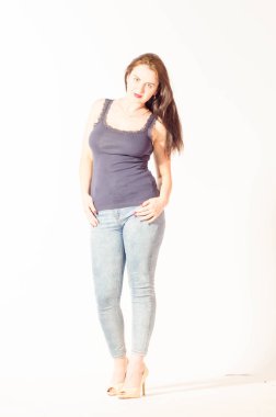 Güzel, büyük beden bir model, mayo ve güneş gözlüğü giyiyor..