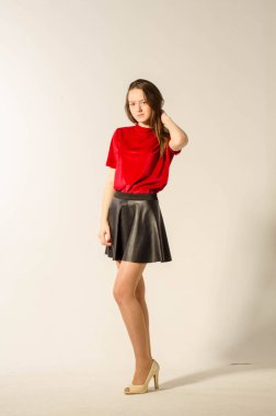 Genç güzel kız portresi. Fotoğraf çekimi stüdyoda idam.