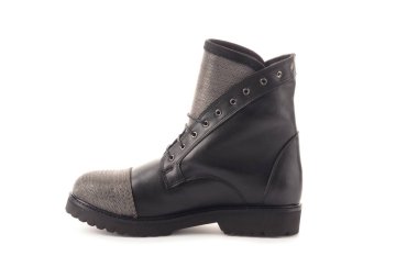 Beyaz arka planda vernikten alınan kadın ayakkabıları.