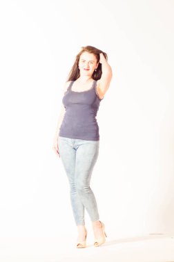 Güzel, büyük beden bir model, mayo ve güneş gözlüğü giyiyor..