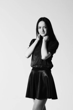 güzel kadın stüdyoda poz. Siyah ve beyaz stüdyo fotoğrafçılığı