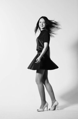 güzel kadın stüdyoda poz. Siyah ve beyaz stüdyo fotoğrafçılığı