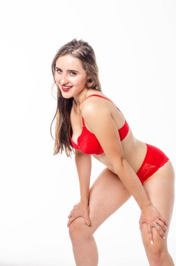 Beyaz zemin üzerine kırmızı iç çamaşırı, seksi güzel, zarif sarışın kadın