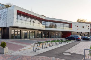 büyük alışveriş merkezi renkli kırmızı ve turuncu panelleri ile alüminyum cephe detayları