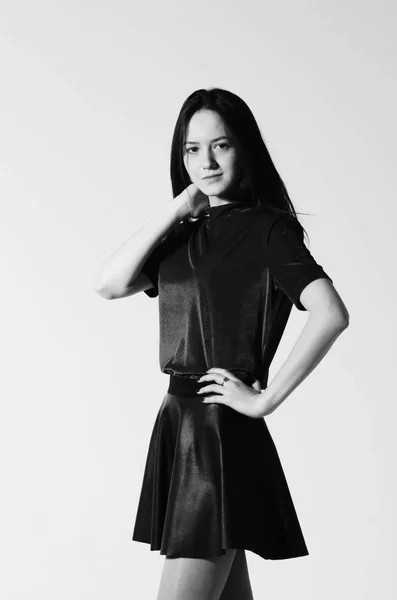 Beautiful woman posing in Studio. Studio black and white photography — Stock Photo, Image