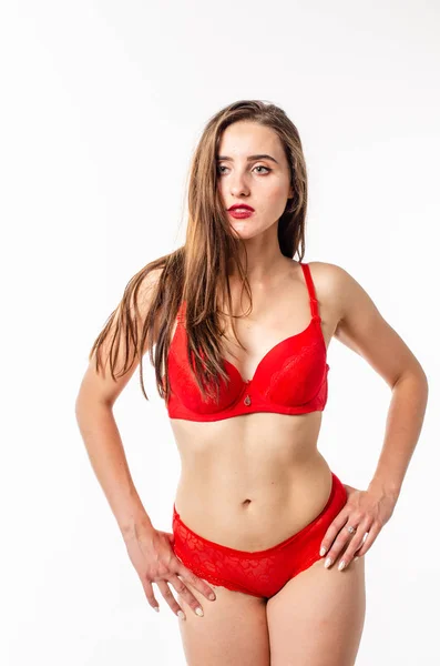 Elegáns, szép, szexi szőke nő fehér alapon piros fehérnemű — Stock Fotó