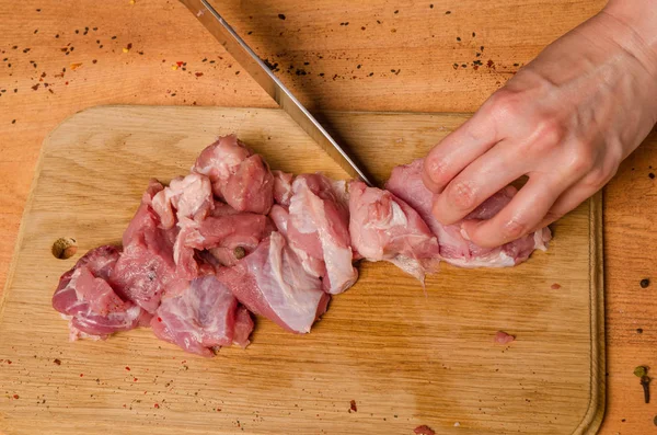 Onların elinde bir bıçak ile eller taze et bir masaya kesilmiş.