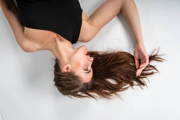 Kvinna med skönhet långa bruna hår - poserar på studio — Stockfoto