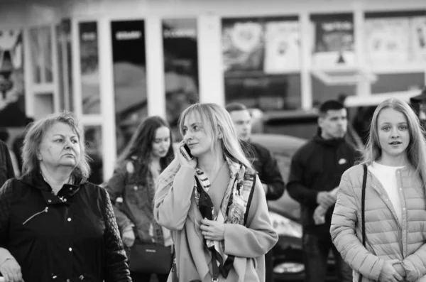 Yürürken gülümseyen bir çiftin uzunluğu Lutsk Ukrayna 20.04.2018