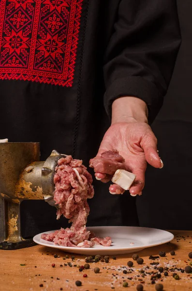 Preparação de carne picada em um amolador de carne — Fotografia de Stock