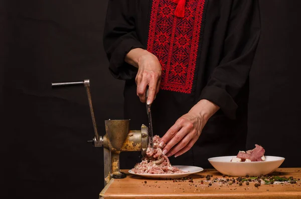 Preparação de carne picada em um amolador de carne — Fotografia de Stock