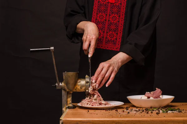 Preparação de carne picada em um amolador de carne — Fotografia de Stock