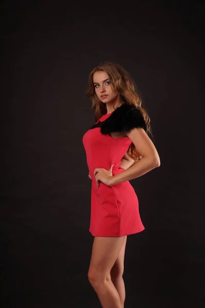 Gyönyörű nő piros dres — Stock Fotó