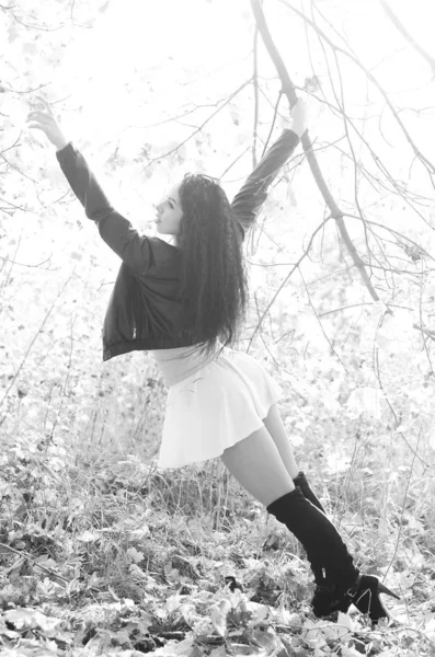 Feliz sorrindo adolescente ao ar livre retrato. Foto em preto e branco — Fotografia de Stock