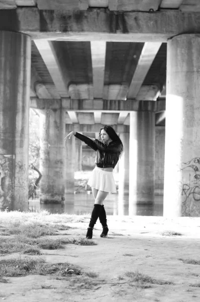 晴れた日に公園でポーズをとって素晴らしい若いモデルの女の子のクローズ アップの肖像画。黒と白の写真 — ストック写真